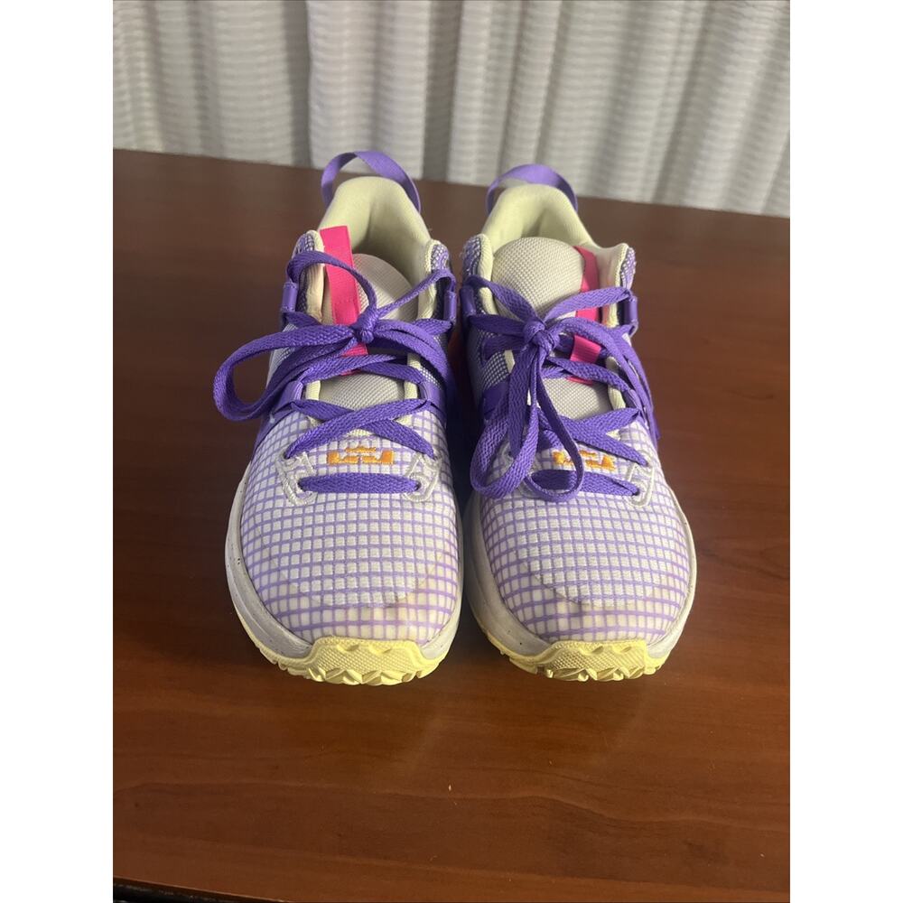 Nike Boys LeBron James Witness 7 Basketball Shoes Size 4Y Purple Gold Lakers - Picture 4 of 10